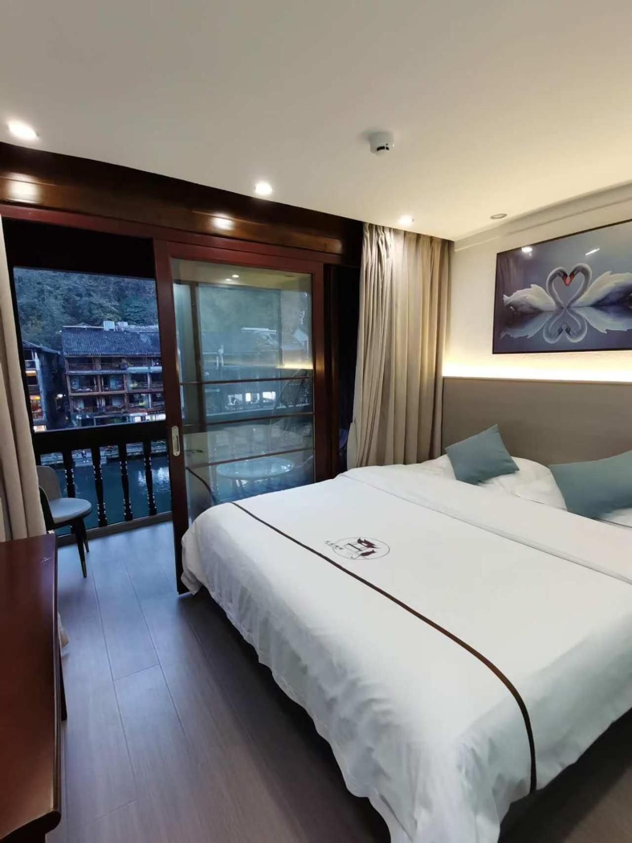 Fenghuang Ancient Town Lazy Cat Riverside Inn Exterior photo